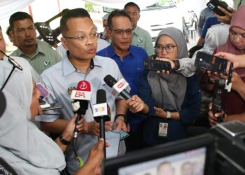 NIK NAZMI Nik Ahmad dalam sidang akhbar selepas lawatan Yang di-Pertuan Agong, Al-Sultan Abdullah Ri’ayatuddin Al-Mustafa Billah Shah ke NWRC, Sungkai hari ini. - UTUSAN