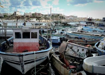 BOT digunakan oleh migran untuk menyeberangi laut Mediterranean, ditinggalkan di pantai Lampedusa. - AFP