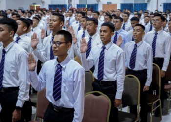 SEBAHAGIAN pelajar terpaksa berputih mata kerana hanya mampu melihat pelajar lain berjaya
menempatkan diri untuk melanjutkan pengajian di peringkat ijazah sarjana muda. – GAMBAR HIASAN