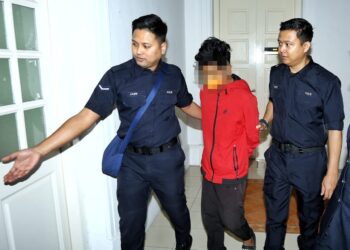 LELAKI berusia 22 tahun (tengah) ketika didakwa di Mahkamah Sesyen Ipoh hari ini atas pertuduhan merogol adik iparnya berusia 11 tahun minggu lalu. - UTUSAN/MUHAMAD NAZREEN SYAH MUSTHAFA