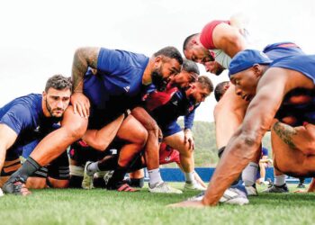 PEMAIN Perancis menjalani latihan di Aix-en-Provence, Perancis semalam dalam persiapan menghadapi Namibia esok.  – IHSAN FRANCE RUGBY