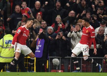 JADON Sancho (kanan) mungkin berdepan nasib sama seperti Cristiano Ronaldo, ‘ditendang’ dari Old Trafford.