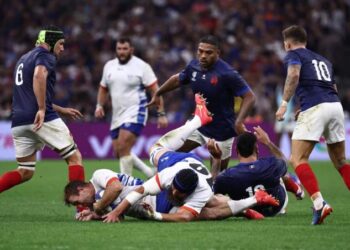 PERTAHANAN Namibia, Danco Burger (dua kiri) dan Pieter-Jan Van Lill (tengah) terjatuh ketika berdepan Perancis dalam aksi Piala Dunia di Marseille. - AFP