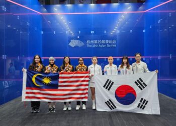 Pemain Malaysia (dari kiri) Aira Azman, Aifa, Rachel dan Sivasangari tidak berdepan masalah menyingkirkan Korea Selatan pada separuh akhir acara berpasukan wanita Sukan Asia di Hangzhou, China, semalam. - Ihsan SRAM