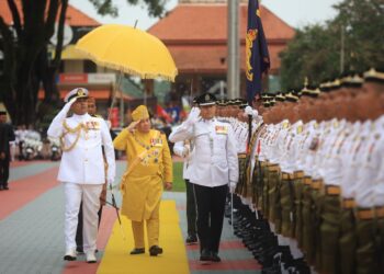 DR. Tengku Muhammad Fa-iz Petra Sultan Ismail Petra (tengah) memeriksa perbarisan sempena Hari Keputeraan Sultan Kelantan, Sultan Muhammad V di Padang Merdeka, Kota Bharu, Kelantan semalam. 
– MINGGUAN/KAMARUL BISMI KAMARUZAMAN