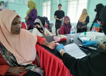 GOLONGAN wanita dan kanak-kanak dari Komuniti Orang Asli Kampung Sungai Berua mendapatkan pemeriksaan kesihatan berdekatan perkampungan Orang Asli sempena program USR Bersama Komuniti dan pelajar ‘Jungle School’ di Kg. Sungai Berua, Kuala Berang, Terengganu, baru-baru.