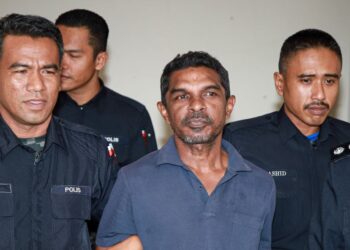 M. JAISINO dibawa ke Mahkamah Majistret Petaling Jaya bagi menghadapi pertuduhan membunuh bapanya. UTUSAN/ISKANDAR ISHAK