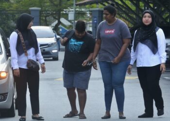 DUA orang rakan dihadapkan ke Mahkamah Majistret Seremban hari ini atas kesalahan memperdaya seorang lelaki berkenaan tawaran untuk mendapatkan anak angkat. - UTUSAN/MOHD. SHAHJEHAN MAAMIN