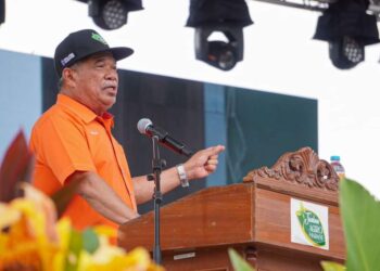 MOHAMAD Sabu berucap merasmikan Karnival Jualan Mega Agro Madani Peringkat Kebangsaan di Dataran Sejarah Ayer Keroh, Melaka semalam.