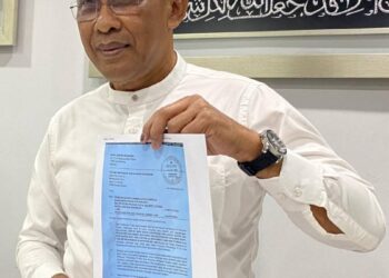 TAKIYUDDIN Hassan menunjukkan surat pemecatan barisan peguam pempetisyen PRU-15 bagi Parlimen Gua Musang di pejabatnya di Kota Bharu, Kelantan hari ini-UTUSAN/YATIMIN ABDULLAH