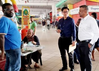 J. ARUL Kumar (kanan) ketika mengadakan lawatan ke Terminal 1, Seremban pagi tadi.