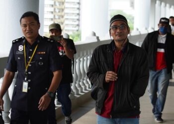 MOHAMAD Azlan Ibrahim hadir di Mahkamah Sesyen Kuala Lumpur bagi pertuduhan kes memuat naik hantaran berbaur penghinaan terhadap Sultan Selangor. -  UTUSAN/AMIR KHALID