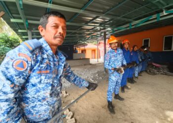 ANGGOTA APM menunjukkan ular sawa batik seberat 100 kg yang ditangkap di Pejabat APM Machang, Kelantan-UTUSAN/YATIMIN ABDULLAH