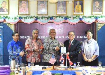 KRISSANAPONG Kirtikara (dua dari kanan) menerima cenderamata daripada wakil KPM, Shafruddin Ali Hussin pada Lawatan Delegasi Yayasan Anugerah Princess Maha Chakri  (PMCA) ke Malaysia 2023 di Sekolah Kebangsaan Raja Bahar, Kota Bharu,Kelantan. UTUSAN/ROSMIZAN RESDI