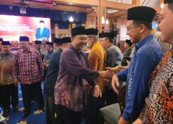 MOHD. Nassuruddin Daud (tiga dari kiri) sempat beramah mesra dengan pegawai-pegawai dan penjawat awam yang hadir pada Majlis Amanat Menteri Besar Kelantan di Kompleks Kota Darulnaim di Kota Bharu, Kelantan hari ini. UTUSAN/MUSTAQIM MOHAMED