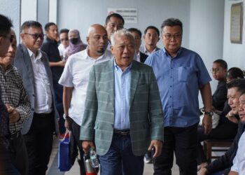 BUNG Moktar Radin tiba di Mahkamah Tinggi Kuala Lumpur bagi permohonan semakan terhadap keputusan yang mengarahkannya dan isteri membela diri terhadap pertuduhan rasuah. - UTUSAN/AMIR KHALID