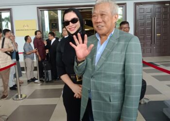 BUNG Moktar Radin dan Zizie Izette A. Samad meninggalkan pekarangan Mahkamah Tinggi Kuala Lumpur selepas dilepas dan dibebaskan daripada pertuduhan rasuah. UTUSAN/NORLIZAH ABAS