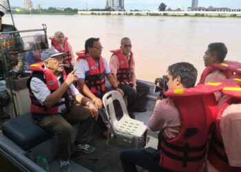 MOHD. Nawardi Saad (duduk, dua kiri) menaiki bot untuk meninjau sesi praktikal di air kursus bantuan awal Kecemasan Di Air di Pasir  Pekan Tumpat, Kelantan hari ini-UTUSAN/ROHANA ISMAIL.