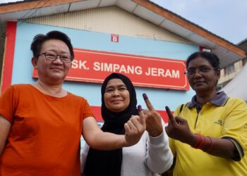 SUASANA awal di pusat mengundi pada hari pengundian di SK Simpang Jeram, Muar, Johor. -UTUSAN/SHIDDIEQIIN ZON