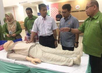 130923-Klt-KlinikDaif Kelantan-Done Online




ZAINI  Hussin (tiga kanan) melihat sebahagian daripada bahan pameran pada Majlis Perasmian Penutup Minggu Kesedaran Pendermaan Organ, di Hospital Raja Perempuan Zainab II (HRPZII) Kota Bharu, Kelantan. UTUSAN/ROSMIZAN RESDI