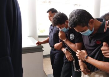 DUA lelaki warga Indonesia dihadapkan ke Mahkamah Sesyen, Ayer Keroh, Melaka atas pertuduhan menyeludup 11 imigran. - UTUSAN/MUHAMMAD SHAHIZAM TAZALI