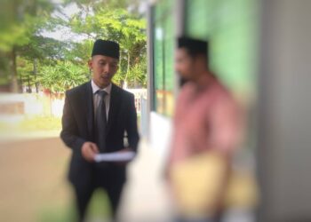 RAHAMAN Mohamed Jaafar (kanan) bersama peguamnya hadir untuk penyelesaian kes susulan ‘dimadukan’ isterinya di Mahkamah Rendah Syariah Tanah Merah, Kelantan. UTUSAN/ ROSMIZAN RESDI.