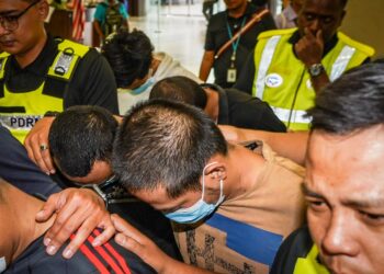 TERTUDUH dalam kes rogol bergilir-gilir dibawa ke Mahkamah Sesyen Kuala Lumpur bagi menghadapi pertuduhan. -  UTUSAN/IQBAL ROSLI