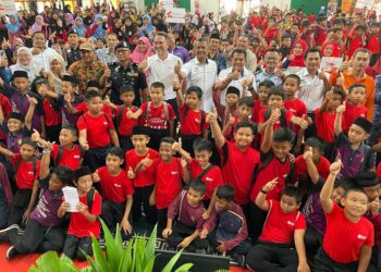 PASCAL Hos (lima kiri) bersama-sama murid sekolah rendah yang menyertai Kempen Keselamatan di SMKA Dato' Ismail di Pasir Puteh, Kelantan, hari ini. UTUSAN/TOREK SULONG