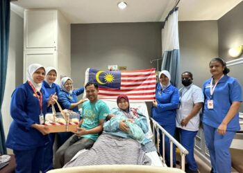 KAKITANGAN Hospital Pakar KPJ Seremban meraikan Siti Nur Aisha yang dilahirkan di hospital berkenaan awal pagi tadi dan ditemani kedua ibu bapanya sempena Hari Malaysia yang disambut hari ini.