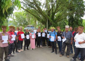 SEKUMPULAN penduduk Orang Asli salinan laporan polis selepas selesai membuat laporan di Ibu Pejabat Polis Daerah (IPD) Gua Musang di Gua Musang, Kelantan. UTUSAN/AIMUNI TUAN LAH