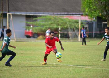 SA’AP Baharum (tengah) semasa mewakili Kelantan baru-baru ini.