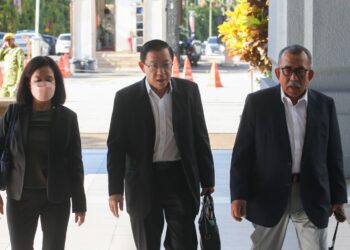 LIM Guan Eng (tengah) hadir di Mahkamah Sesyen Kuala Lumpur bagi perbicaraan kes rasuah terowong dasar laut Pulau Pinang. -  UTUSAN/SHIDDIEQIIN ZON