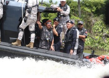 MUHAMAD Zaki Harun (kanan)  semasa melakukan tinjauan di sempadan Malaysia-Thailand bersama Ketua Pengarah Imigresen, Datuk Ruslin Jusoh di Kompleks Imigresen, Kastam, Kuarantin dan Keselamatan (ICQS), Pengkalan Kubor di sini hari ini.-UTUSAN/KAMARUL BISMI KAMARUZAMAN