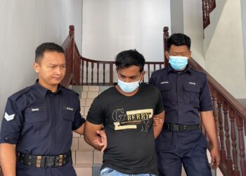 MOHAMAD Osman Boshor dan seorang remaja berusia 14 tahun didakwa di Mahkamah Sesyen dan Mahkamah Majistret, Ayer Keroh, Melaka atas pertuduhan merogol, melakukan serangan seksual serta mencabul seorang pelajar sekolah dalam sebuah kereta.