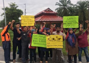 SEBAHAGIAN pekerja pembersihan mengadakan piket aman setelah didakwa mengalami tunggakan gaji selama dua bulan di Kuala Krai, Kelantan. UTUSAN/ROSMIZAN RESDI.