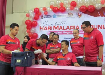 DR. Zaini Hussin (duduk) menyertai gimik perasmian Hari Malaria Sedunia Peringkat Negeri Kelantan di Dewan Serbaguna Ladang Sungai Terah, Gua Musang, Kelantan hari ini.UTUSAN/AIMUNI TUAN LAH.