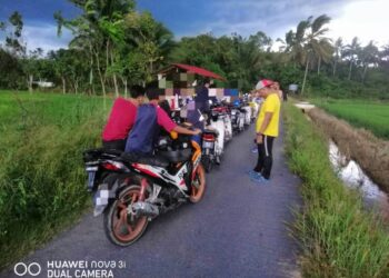 SEBAHAGIAN remaja yang ditahan dalam Op Motosikal di Kampung Wakaf, Pasir Puteh, Kelantan, Jumaat lalu-IHSAN PDRM.