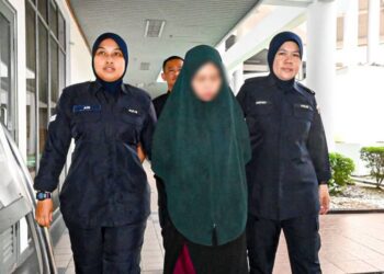 TERTUDUH mengaku tidak bersalah di Mahkamah Sesyen, Ayer Keroh, Melaka atas pertuduhan sengaja menyebabkan kecederaan parah ke atas anak lelakinya. - UTUSAN/SYAFEEQ AHMAD