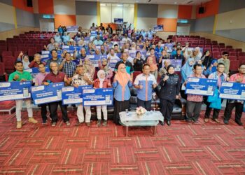 SEBAHAGIAN daripada 52 persatuan penduduk menerima peruntukan RM10,000 menerusi GPPK di Kompleks KDN, Ayer Keroh, Melaka. - UTUSAN/AMRAN MULUP