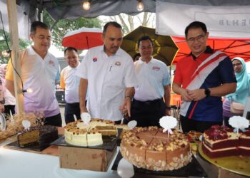 MOHD. Jafni Md. Shukor (dua dari kiri) melawat gerai jualan   sempena Majlis Perasmian Karnival UDA di Angsana Johor Bahru Mall disini. -UTUSAN/RAJA JAAFAR ALI