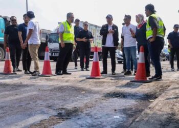 ONN Hafiz meninjau kemajuan kerja pembaikan dan penurapan jalan di Lebuhraya Pasir Gudang, Johor Bahru, hari ini.