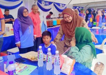 FUZIAH Salleh menyantuni orang ramai pada Jelajah Jualan Rahmah peringkat negeri di Dataran Sejarah Ayer Keroh, Melaka.