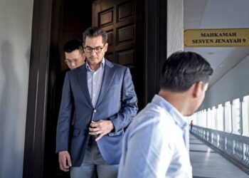 ADAM Radlan Adam Muhammad keluar dari Mahkamah Sesyen Kuala Lumpur selepas sebutan kes rasuah berkaitan Jana Wibawa. - UTUSAN/M. FIRDAUS M. JOHARI