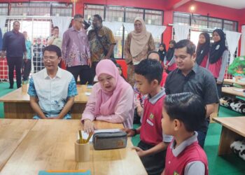 FADHLINA Sidek beramah-mesra dengan murid selepas merasmikan Pusat Multidimensi di SK Sungai Acheh, Nibong Tebal, Pulau Pinang hari ini. - Pic IQBAL HAMDAN