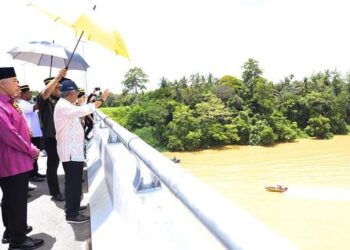 AL-SULTAN Abdullah Ri'ayatuddin Al-Mustafa Billah Shah berkenan meninjau Sungai Pahang dari atas Jambatan Guai pada Majlis Perasmian Jambatan Guai Al Sultan Abdullah di Bera, Pahang.