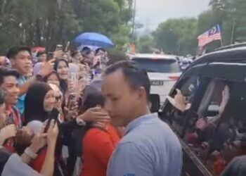 TANGKAP layar video memaparkan penduduk Pekan Sepanggar, Sabah ‘menyerbu’ konvoi membawa Yang di-Pertuan Agong dan Raja Permaisuri Agong untuk bergambar dan melihat keluarga diraja dengan lebih dekat. - FB ISTANA NEGARA