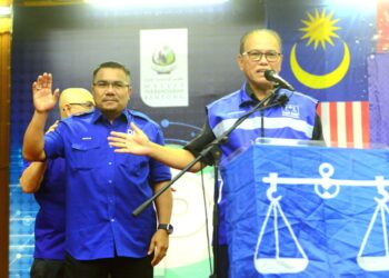 AMIZAR Abu Adam (kiri) ketika diumumkan sebagai calon BN PRK DUN Pelangai oleh Wan Rosdy Wan Ismail di Dewan Majlis Perbandaran Bentong di Bentong, Pahang. - FOTO/SHAIKH AHMAD RAZIF