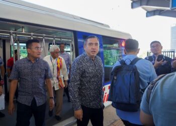 ANTHONY Loke meninjau pengoperasian tren-tren baharu di bawah projek KLAV27 di Stesen LRT Universiti di Kuala Lumpur, hari ini. -  UTUSAN/SHIDDIEQIIN ZON