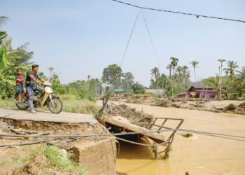 JAMBATAN di Kampung Padang Empang runtuh dan rosak akibat arus deras sungai ekoran banjir yang menjejaskan beberapa penempatan di sekitar Baling, Kedah. - UTUSAN/SHAHIR NOORDIN