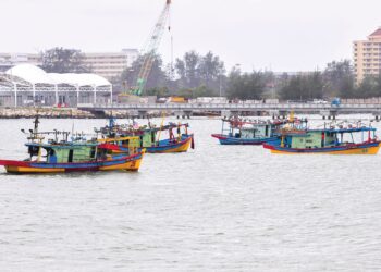 MASIH ramai generasi baharu nelayan seluruh Malaysia bergelut mendapatkan lesen bot menangkap ikan. – UTUSAN/PUQTRA HAIRRY ROSLI